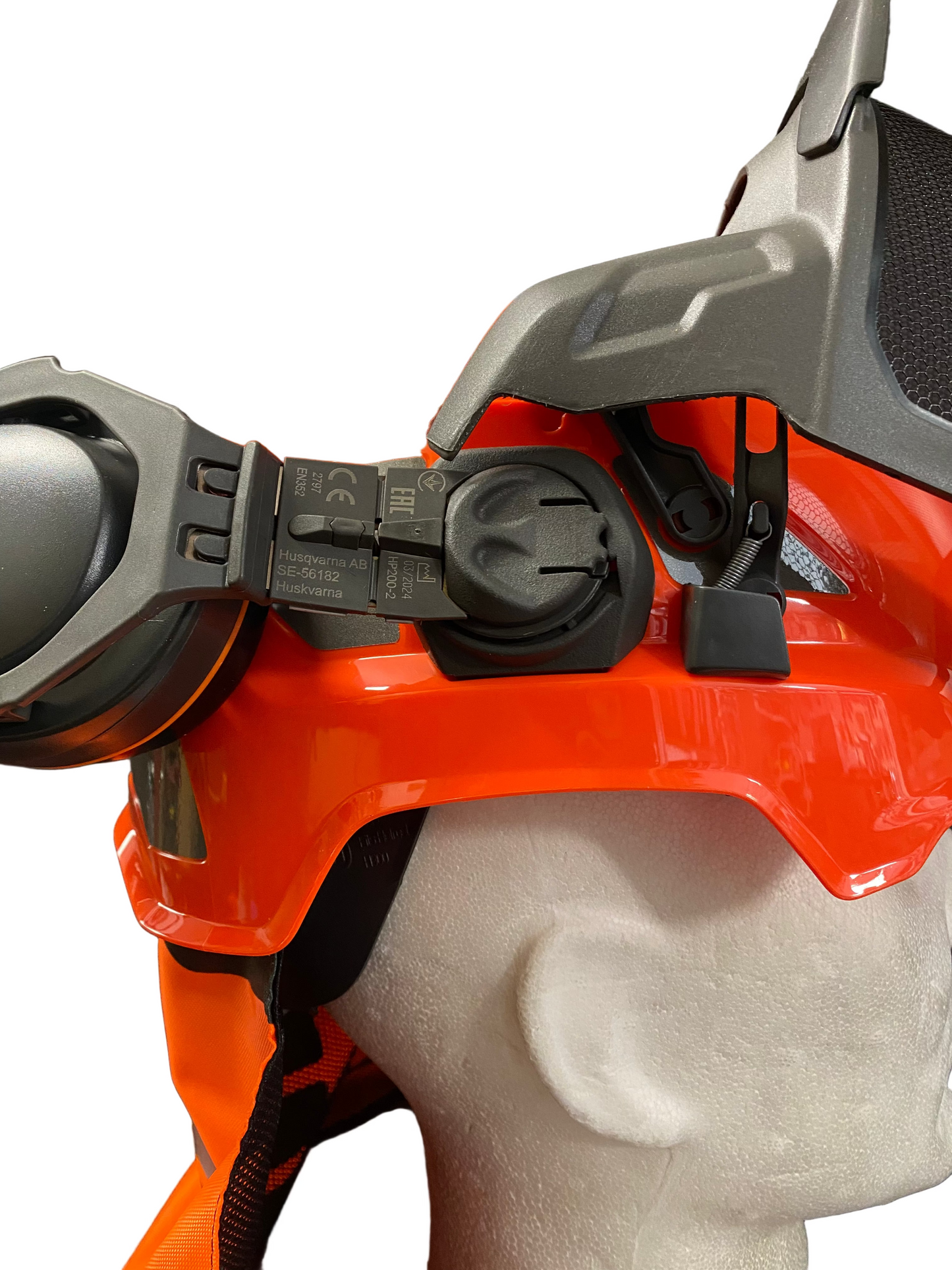 dettaglio cuffia e visiera sollevata elmetto technical husqvarna