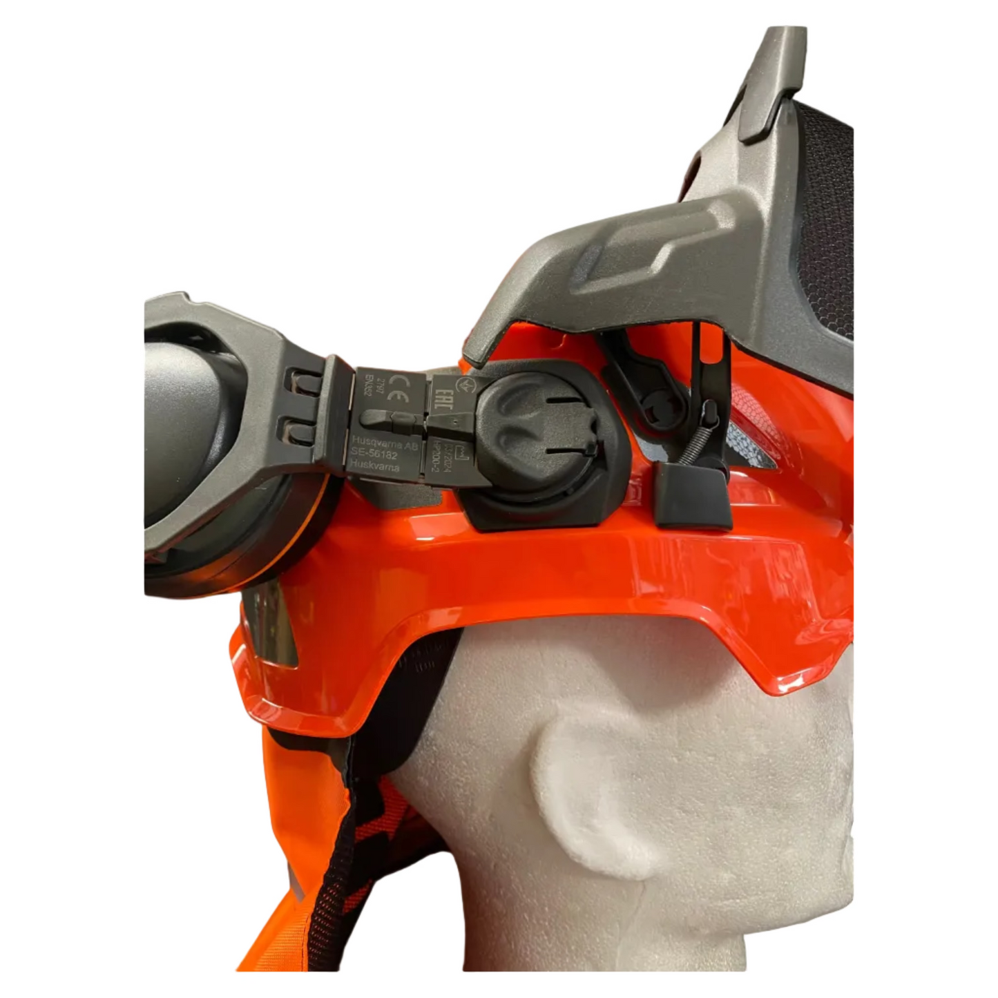 dettaglio cuffia e visiera sollevata elmetto technical husqvarna