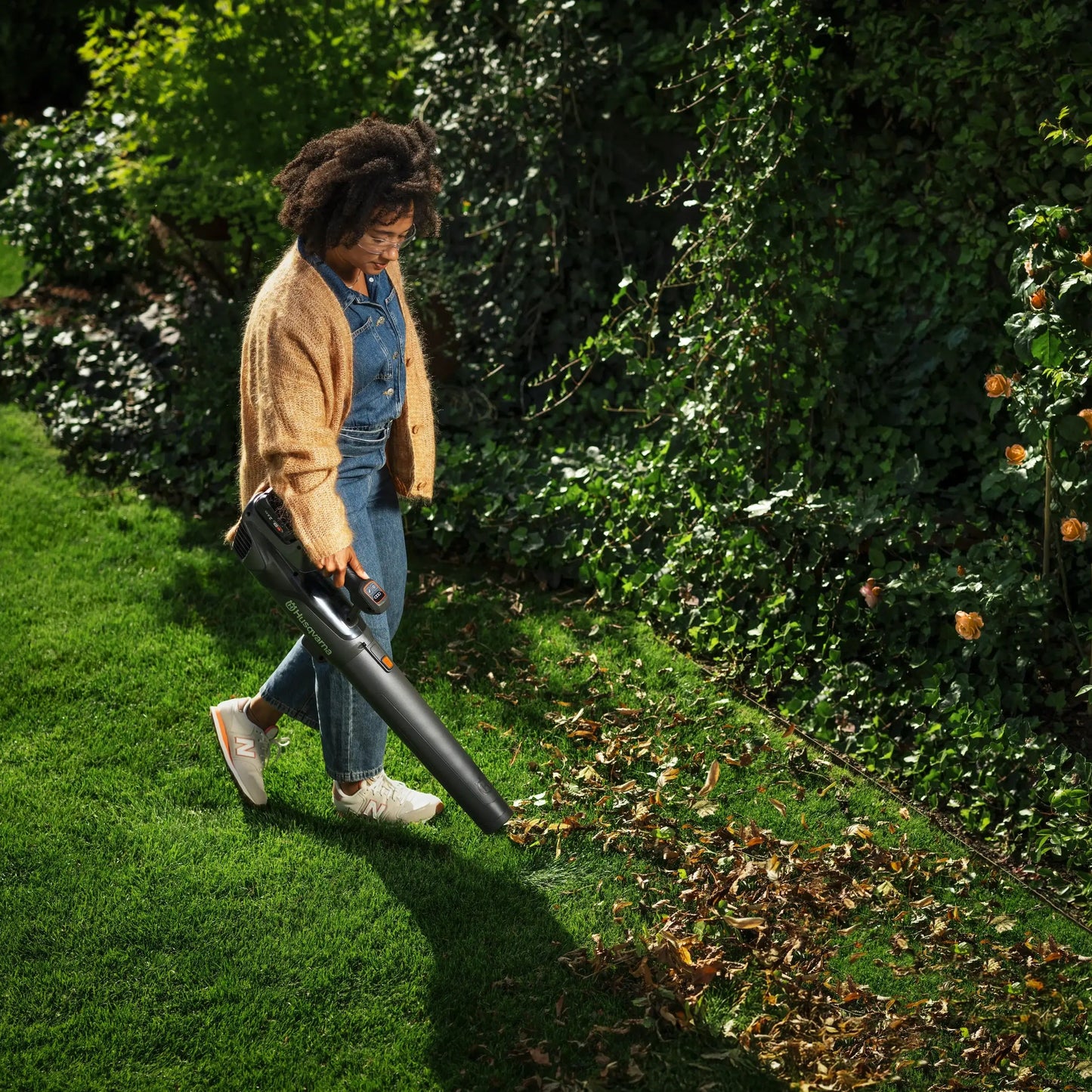 soffiatore in giardino per foglie