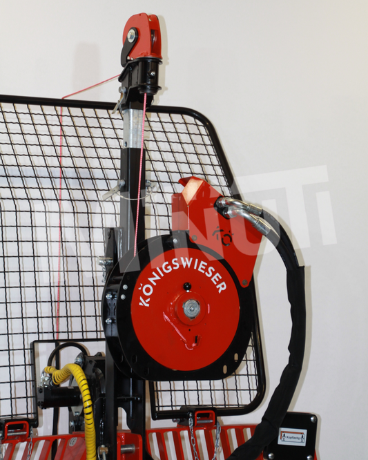 Verricello ausiliario Königswieser montato su trattore in ambiente forestale