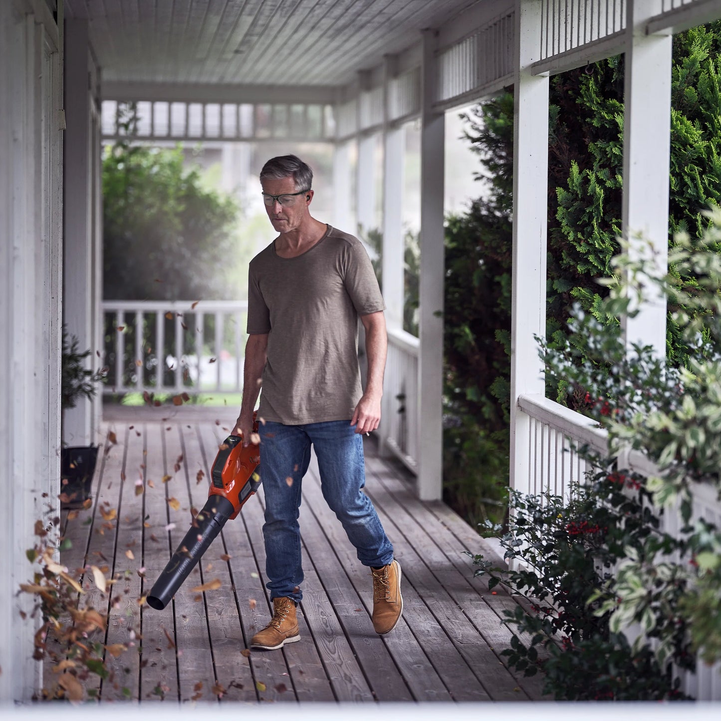 soffial le foglie con il soffiatore husqvarna